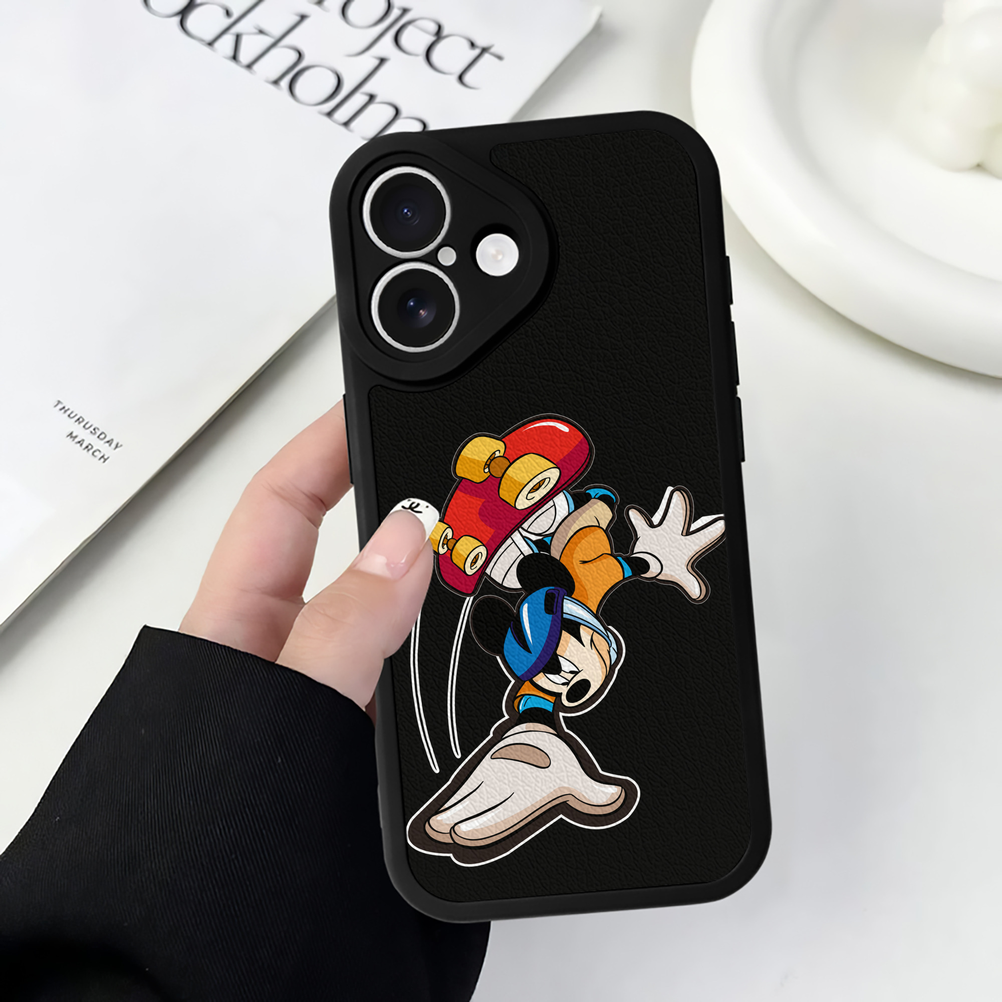 （画像用） ミッキーマウス Mickey Mouse 【iPhone 16シリーズ対応】シリコンスマホケース（レザー調） 材質：シリコン